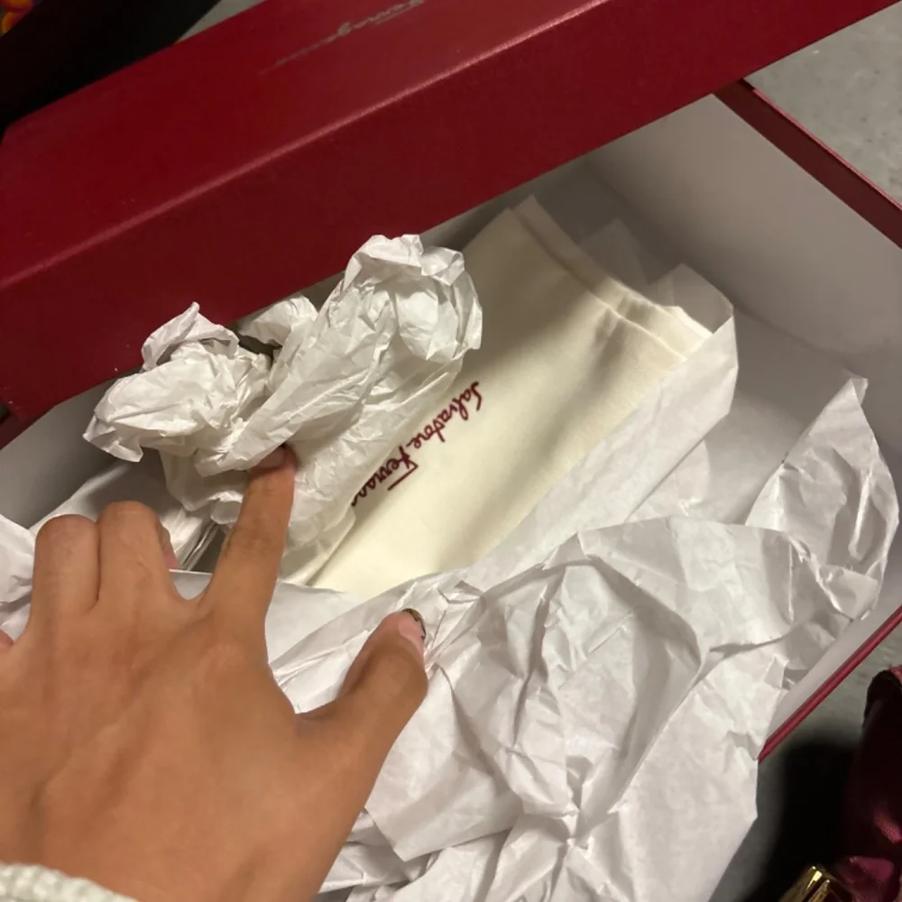 Empty box - Picture 2 of 2